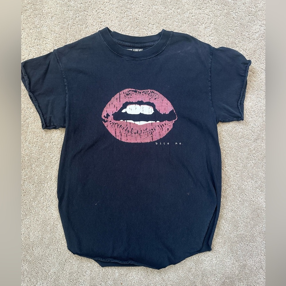 Pebby Forevee side slit graphic tee